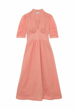 Vestido midi color rosa coral con escote en V profundo, cintura fruncida, mangas hasta el codo con ligero fruncido y falda acampanada y fluida.