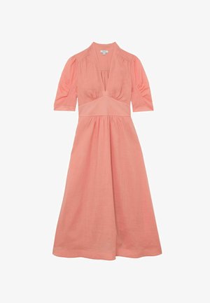 Vestido midi color rosa coral con escote en V profundo, cintura fruncida, mangas hasta el codo con ligero fruncido y falda acampanada y fluida.