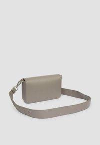 Jasnoszara torebka crossbody z syntetycznej skóry o płaskim prostokątnym kształcie, z regulowanym paskiem i srebrnymi okuciami. Posiada wytłoczone litery na pasku.