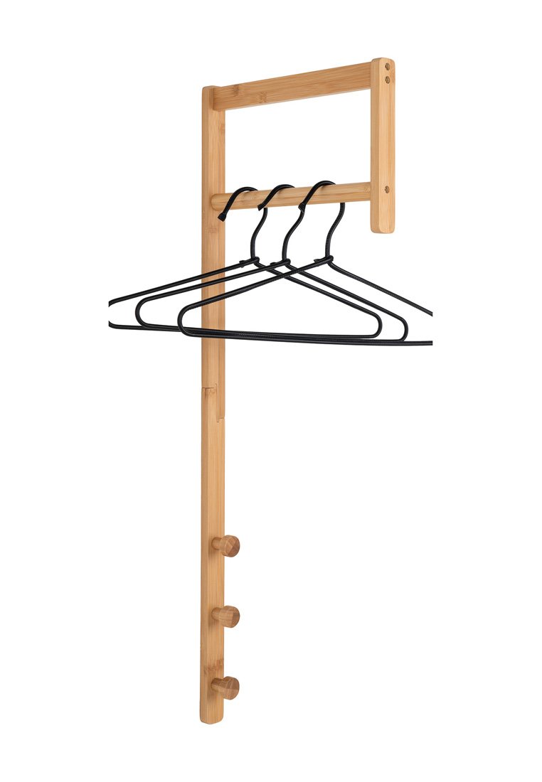 Porte-manteau mural en bambou avec cinq crochets en bois ; comprend trois cintres noirs suspendus à une barre horizontale. Design simple et fonctionnel.