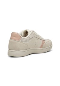 Zapatilla blanca que combina materiales de cuero y gamuza con un acento texturizado en rosa, puntera redondeada, detalles perforados y suela plana.