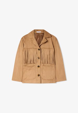 Giacca in suede beige con chiusura a bottoni, due grandi tasche e dettagli in frange sul petto. Finitura testurizzata e design del colletto caratteristici.