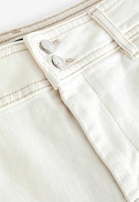 Next DOUBLE BUTTON REGULAR FIT - Farkkushortsit - ecru white