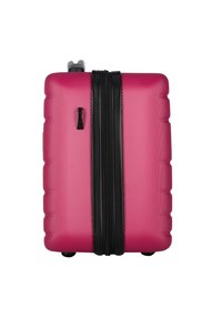 Valigia rigida di colore rosa brillante con superficie texturizzata, zip nera e dettagli in nero, dotata di maniglia superiore e quattro ruote per la mobilità.