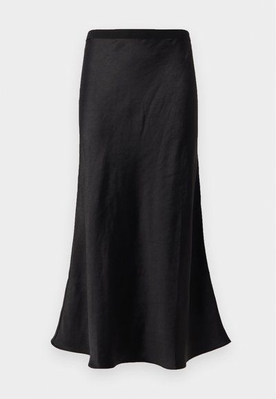 Svart, gulvlengde skjørt laget av glatt stoff; har en tettsittende midje og en utvidet kant med lett glans og drapering som gir bevegelse.