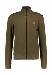 Chaqueta verde oliva con cremallera, hecha de un tejido suave, que presenta un cuello alto, mangas largas y un pequeño logo rectangular en el pecho.