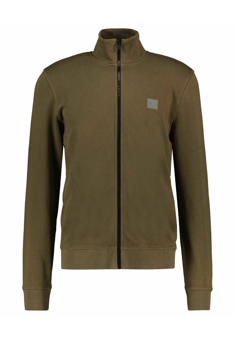 Chaqueta verde oliva con cremallera, hecha de un tejido suave, que presenta un cuello alto, mangas largas y un pequeño logo rectangular en el pecho.
