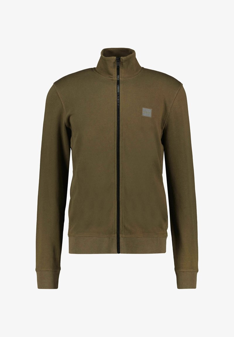 Chaqueta verde oliva con cremallera, hecha de un tejido suave, que presenta un cuello alto, mangas largas y un pequeño logo rectangular en el pecho.