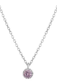 Zilveren ketting met een ronde roze edelsteen hanger, gezet in een gezaagde bezel. De schakels van de ketting zijn ovaal en gelijkmatig verspreid.