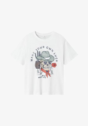 Bijela pamučna majica s grafičkim dizajnom lubanje koja nosi kaubojski šešir, sunčane naočale i crvenu maramu, uz natpis "Napravite svoju sreću".