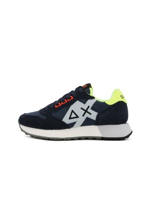 Sneakers blu navy con dettagli grigi e un tallone verde neon. Materiale in morbido suede, lacci testurizzati e una suola bianca e imbottita.