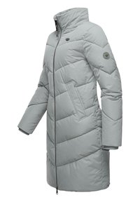 Ljusgrå, lång pufferjacka med hög krage, framsida med dragkedja och diagonala quiltade mönster. Har sidofickor och ribbade ärmslut.