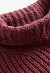 Burgunderfarbener Strickpullover mit einem dicken, gerippten Rollkragen. Verfügt über ein texturiertes Muster und weiches Wollmaterial, das filigrane Stiche präsentiert.