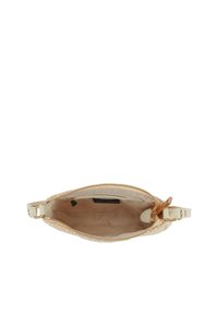 Beige Handtasche mit strukturiertem äußeren Material und goldener Reißverschlussöffnung. Das Innere ist mit einem glatten Stoff ausgekleidet und verfügt über eine kleine Tasche.