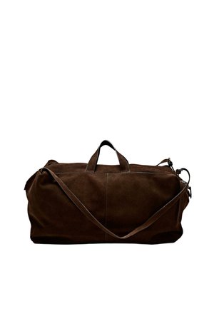 Braune Wildleder-Duffle-Tasche mit zwei Griffen und abnehmbarem Schulterriemen. Verfügt über ein minimalistisches Design und sichtbare Nähte entlang der Kanten.