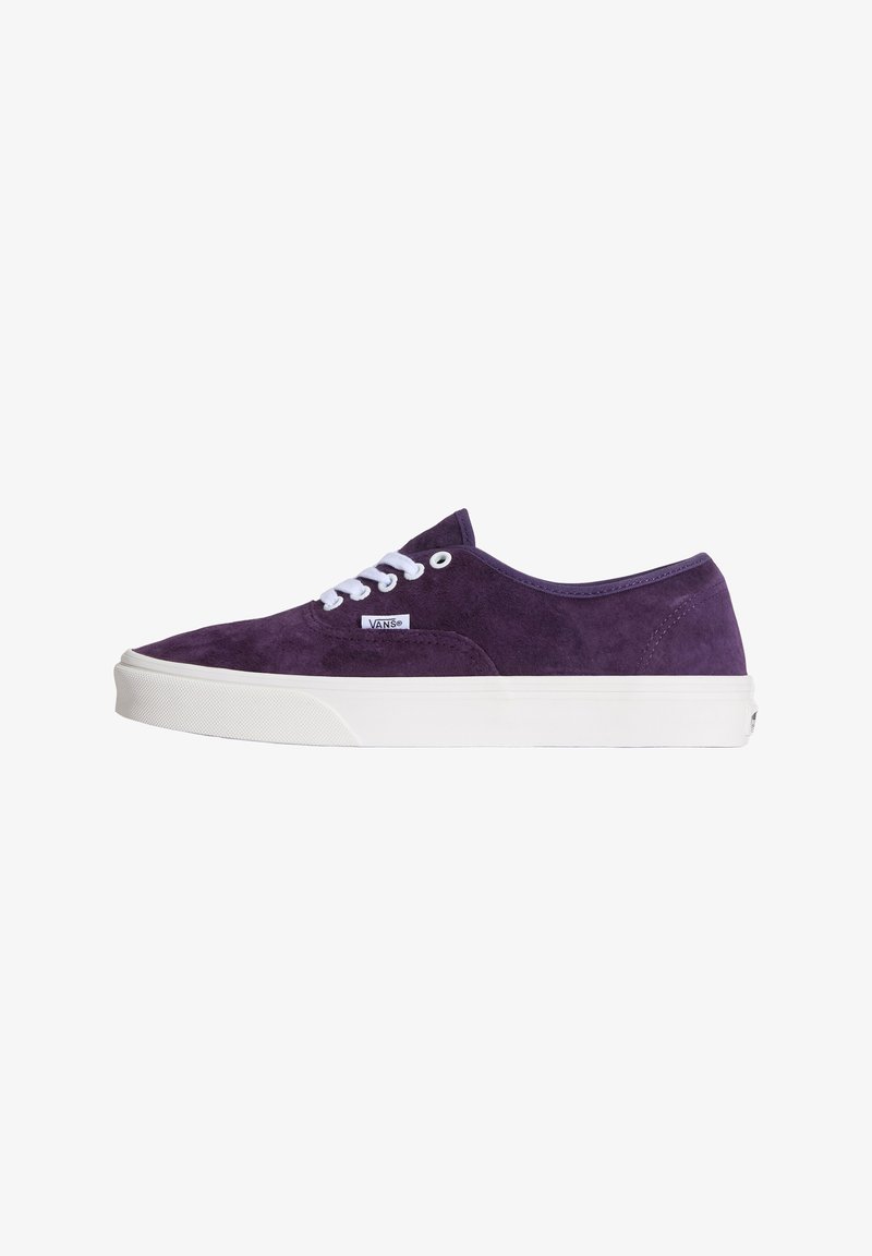 Μωβ βελούδινα Vans χαμηλά αθλητικά παπούτσια με λευκά κορδόνια και χοντρή λευκή καουτσούκ σόλα σε λευκό φόντο.