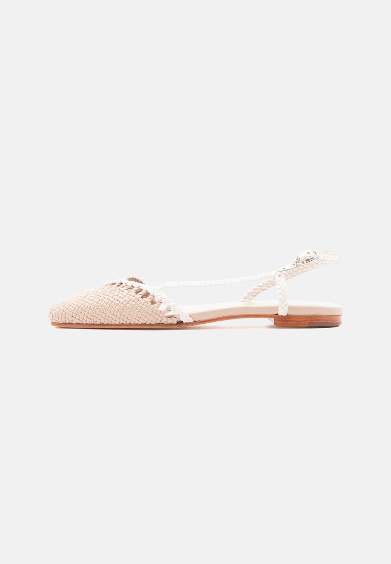 Μπεζ πλεκτό επίπεδο σανδάλι με μυτερή μύτη, πλεγμένο λουράκι αστραγάλου και μικρό κούμπωμα στον τακούνι, σε λευκό φόντο.