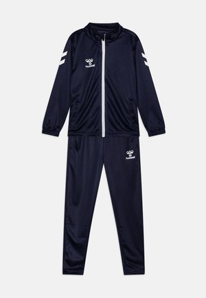 Marineblauwe trainingsoutfit van een gladde stof, met een jack met rits en broek met elastische tailleband. Witte logo's en schouderstrepen detail.