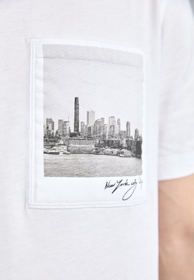 Helmut Lang POSTCARD SKYLINE - Trükipildiga T-särk - white