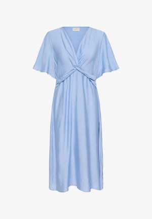 Lichtblauw jurkje van zachte stof. Heeft een V-hals, een gedraaide voorkant, korte vloeiende mouwen en een relaxte, vloeiende silhoutte.