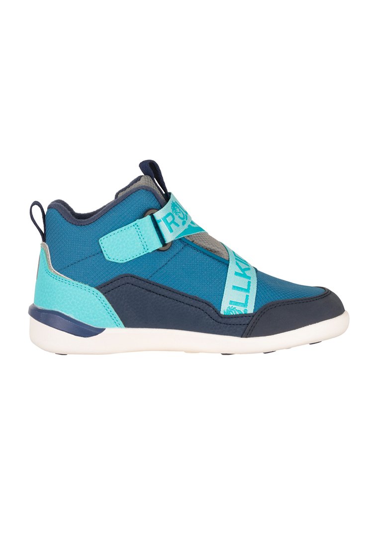 Blau und marineblaue High-Top-Sneaker mit hellblauen verstellbaren Riemen und weißer Sohle, entworfen für legere oder sportliche Kleidung.