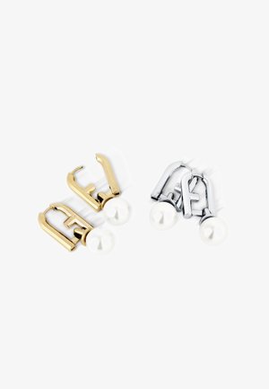 Boucles d'oreilles en or et argent avec de grandes perles blanches en accent, au design géométrique moderne et épuré, avec une finition brillante.