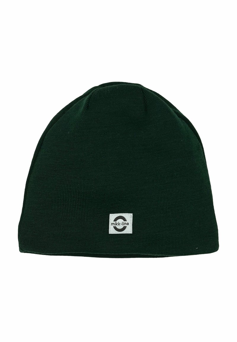 Berretto lavorato a maglia verde realizzato in tessuto texturizzato. Presenta un piccolo etichetta bianca con un logo circolare. Forma liscia e aderente con una parte superiore arrotondata.