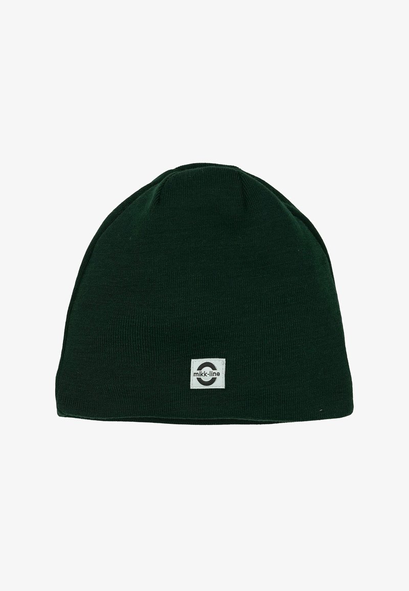 Berretto lavorato a maglia verde realizzato in tessuto texturizzato. Presenta un piccolo etichetta bianca con un logo circolare. Forma liscia e aderente con una parte superiore arrotondata.