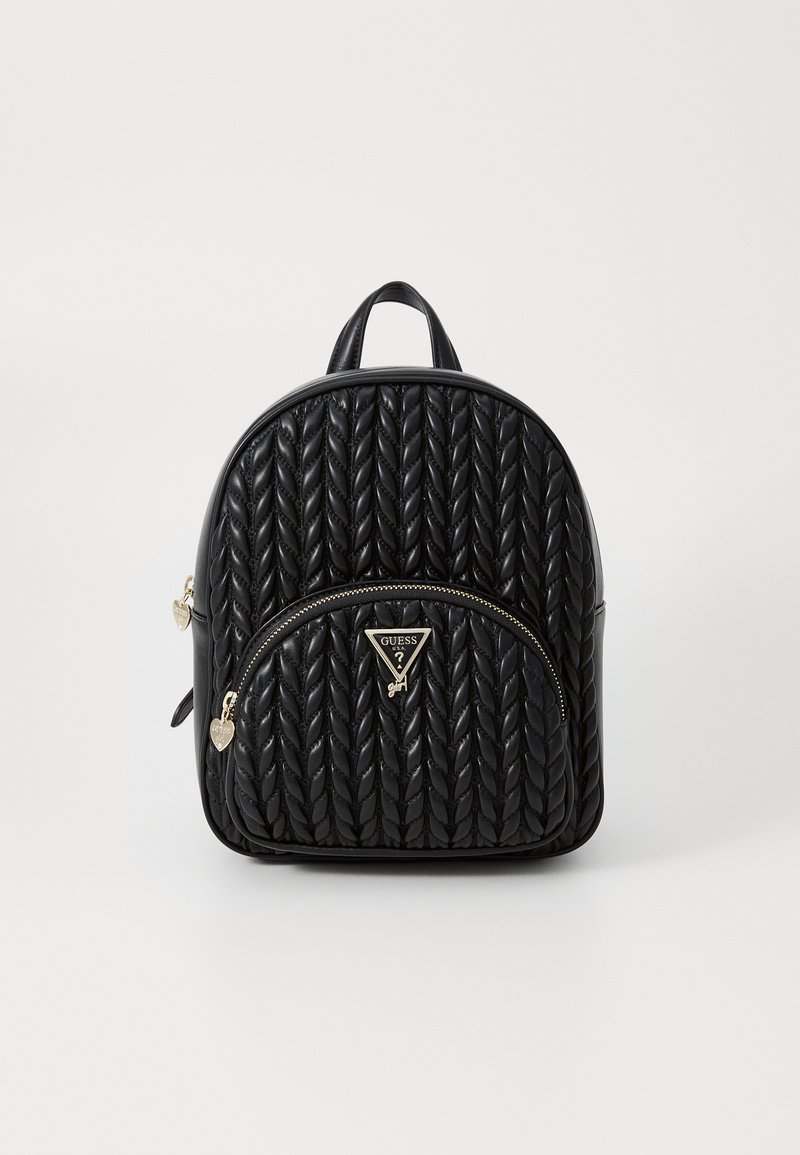 Sac à dos en simili cuir noir avec un motif tissé, quincaillerie dorée, une poche zippée à l'avant et une poignée sur le dessus pour le porter.