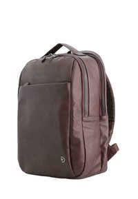 Brauner Leder-Rucksack mit einem strukturierten Design, doppeltem Reißverschluss, Vortasche und gepolstertem Rückenpanel. Auffälliges Markenlogo an der Seite.