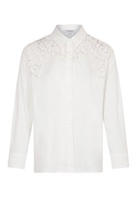 Camicia bianca con bottone, caratterizzata da dettagli in pizzo ricamato sulla spalla, colletto strutturato e maniche lunghe, realizzata in tessuto liscio.