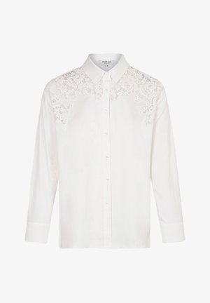 Witte blouse met knoopsluiting, voorzien van geborduurde kantdetails op de schouders, een gestructureerde kraag en lange mouwen, gemaakt van een soepele stof.