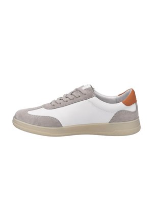 Witte sneaker met grijze suède details, beige zool, vetersluiting en bruine leren accent op de hiel.