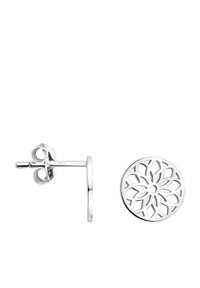 Silverörhängen med en cirkulär blommönstrad utskärning. Slät textur med en polerad yta. Stiftbaksida för säker användning.