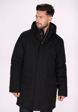 Parka neagră izolată, cu închidere prin fermoar și buton, glugă ajustabilă și două buzunare frontale; concepută pentru căldură și rezistență la intemperii.