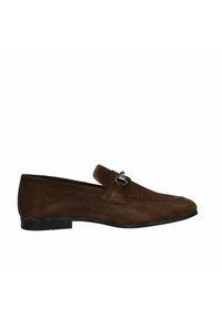 Mocassini in suede marrone con punta arrotondata, soletta in pelle, accento decorativo con fibbia e suola piatta in gomma. Texture liscia con cuciture sobrie.
