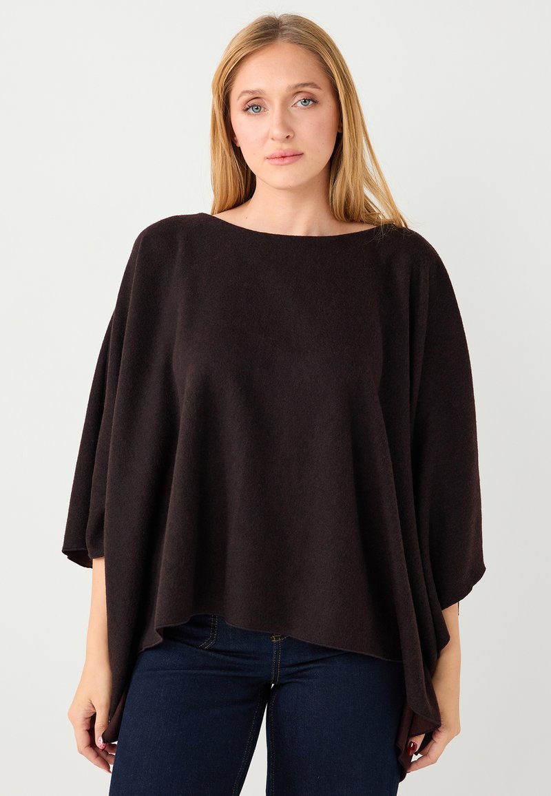 Pull oversize brun foncé avec une texture douce, un large décolleté et des manches chauve-souris. Conçu avec une forme ample et fluide.