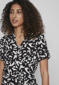 VILA KURZÄRMELIGES - Abito a camicia - black