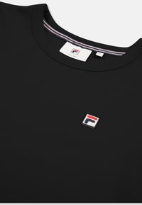 Sort T-shirt med rund halsudskæring, der har et broderet logo i rød, hvid og blå på brystet. Glat stoftekstur.