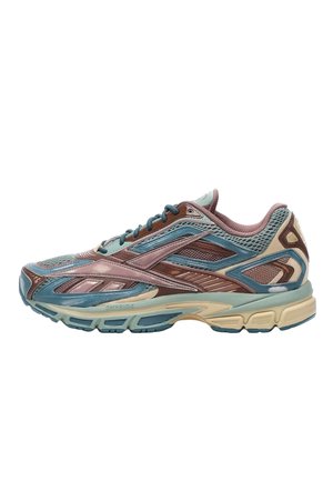 Scarpa da ginnastica multicolore con mesh e sovrapposizioni sintetiche in blu, marrone e beige, con suola ammortizzata e chiusura con lacci.