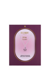 Collier en chaîne argentée avec un pendentif en zircon rose rond, présenté sur un fond rose dans un emballage violet avec des accents dorés.