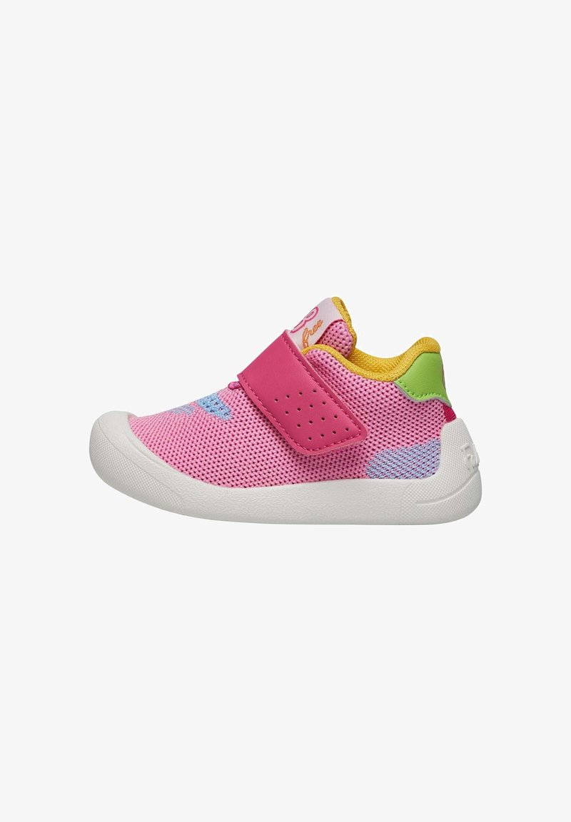 Basket de sport en maille rose avec une sangle Velcro, semelle en caoutchouc blanc, col jaune et accent vert au talon, avec du texte bleu sur le côté.