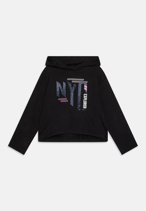 Schwarzer, kurz geschnittener Hoodie mit Grafikdesign, auf dem "NYC" und "EXPLORER" in verschiedenen Texturen und Farben, einschließlich blauer und rosa Akzente, zu sehen sind.