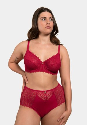 Soutien-gorge en dentelle rouge et culotte taille haute avec des accents en dentelle transparente et des bords festonnés. Le design présente des motifs géométriques et un petit détail doré.