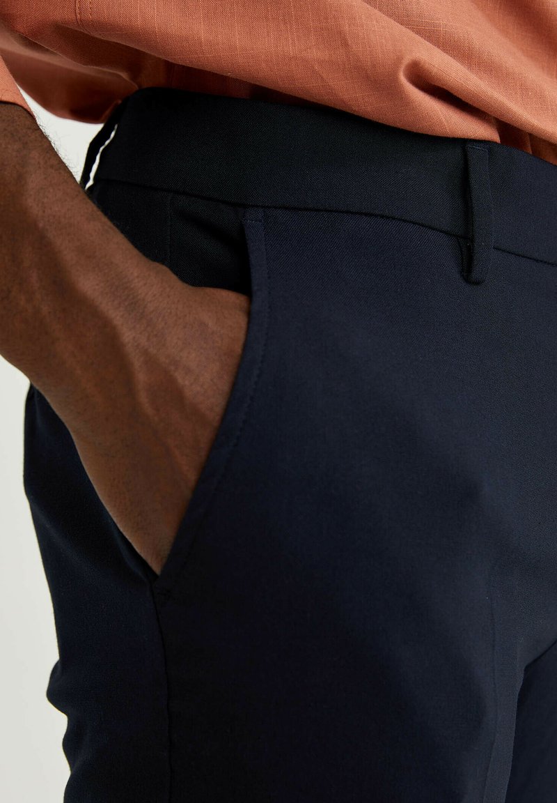 Herren Chinos | DeFacto REGULAR FIT Stoffhose navy/hellblau - EZ55607 Herren Chinos | DeFacto REGULAR FIT Stoffhose navy/hellblau - EZ55607