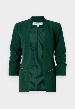 Blazer vert foncé à la coupe structurée, à manches longues et avec des détails froncés. Comprend deux poches zippées à l'avant et un intérieur en satin.