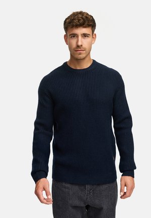 Donker marineblauwe ribgebreide trui met een ronde hals en lange mouwen, met een rechte zoom en subtiele branding aan de zijkant.