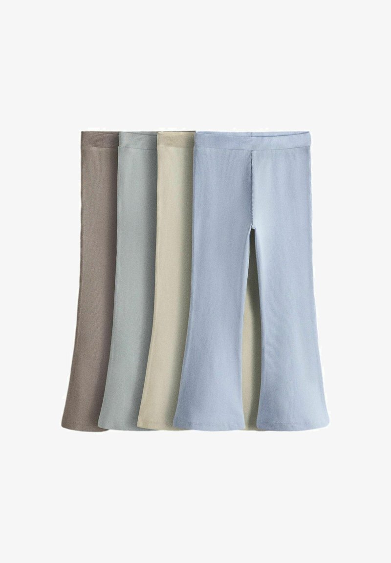 Quattro paia di pantaloni a coste con fondo a zampa nei colori marrone, grigio chiaro, beige e azzurro, disposti distesi fianco a fianco su sfondo bianco.