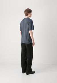 Calvin Klein Jeans LABEL RELAXED TEE - Osnovna majica kratkih rukava - ebony