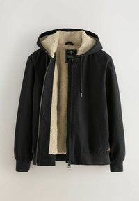 Chaqueta negra con capucha, cierre de cremallera y forro de felpa color crema. Cuenta con bolsillos laterales y puños acanalados. Fabricada con un material duradero.